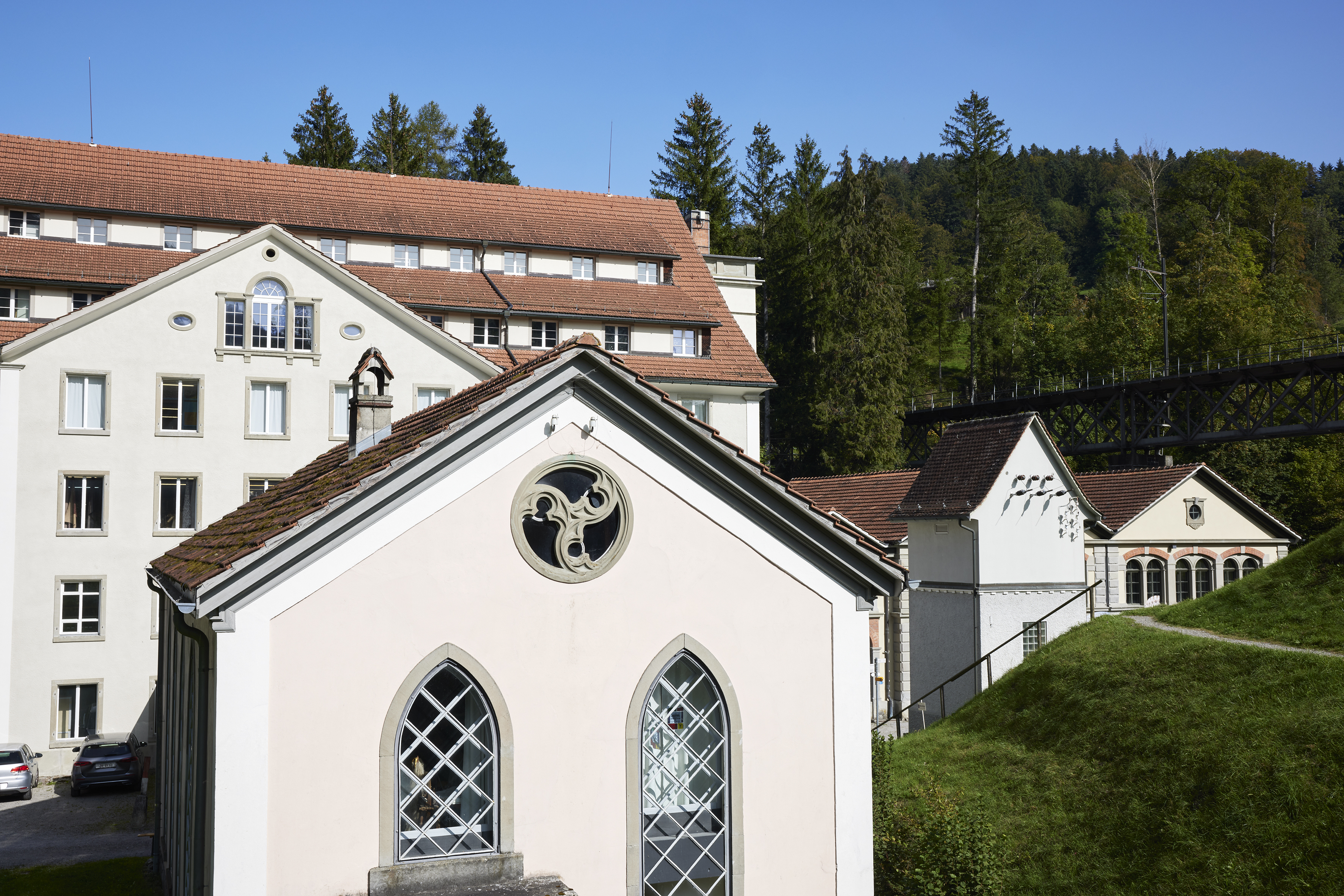 E Infach Züerich 231001 Freddi Haus Gujer Weg Bauma Neuthal Dampfzug 0470 final